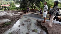 Material longsor juga menutupi jalanan.