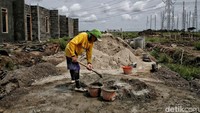 Persyaratan debitur yang dapat mengajukan KPR Rent To Own diantaranya berusia minimal 21 tahun atau sudah menikah, berpenghasilan tetap sebagai pegawai atau penghasilan usaha untuk wiraswasta dan professional di mana penghasilannya cukup dan menjamin kelancaran angsuran selama jangka waktu kredit dengan pengalaman kerja/usaha minimal satu tahun, sementara suku bunga kredit KPR BTN Rent To Own sama dengan KPR Non Subsidi.