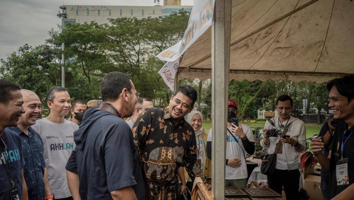 Bobby Nasution dan Arya Sinulingga saat mengunjungi salah satu stan UMKM di Lapangan Benteng Medan. (Foto: Istimewa)