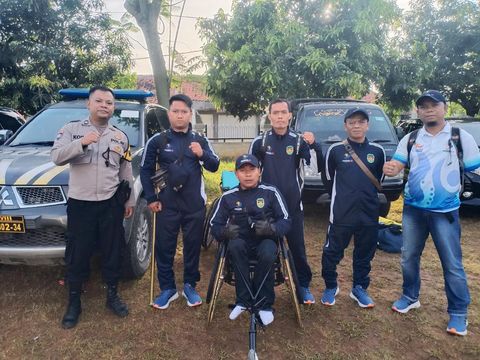 Brigpol Koko Junaidi bersama para penyandang disabilitas binaannya