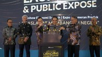 Ketua Pengurus BSI Maslahat Bapak Riko Wardhana; Direktur Information Technology BSI, Achmad Syafii; Komisaris Utama Merangkap Komisaris Independen BSI, Adiwarman Azwar Karim; Dewan Pembina BSI Maslahat sekaligus Direktur Sales & Distribution BSI, Anton Sukarna; Direktur Eksekutif BSI Maslahat, Sukoriyanto Saputro; Dewan Pembina BSI Maslahat sekaligus Direktur Retail Banking BSI, Ngatari; Bendahara BSI Maslahat, Misbahul Munir ketika foto bersama dalam simbolisasi launching logo BSI Maslahat, Senin (30/1).