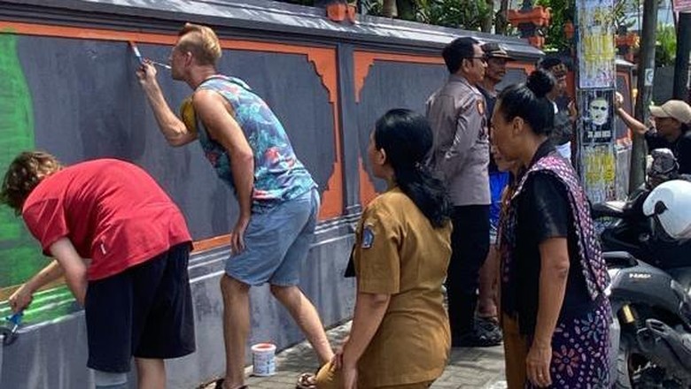 Bule ABGÂ dan orang tuanya menghapus coretan di tembok SD 4 Kerobokan, Kuta Utara, Badung, Bali, Senin (30/1/2023) siang. (Foto: Istimewa) Bule ABGÂ dan orang tuanya menghapus coretan di tembok SD 4 Kerobokan, Kuta Utara, Badung, Bali, Senin (30/1/2023) siang. (Foto: Istimewa)
