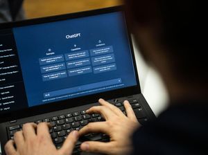 Mantan Karyawan Google Sebut AI Lebih Kuat Ketimbang Bom Atom