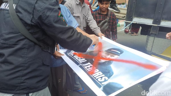 Penampakan Massa Coret Foto Paludan-Bendera Swedia di Demo Bela Al-Quran