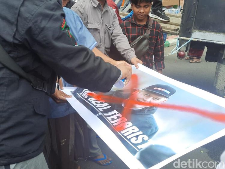 Penampakan Massa Coret Foto Paludan-Bendera Swedia di Demo Bela Al-Quran