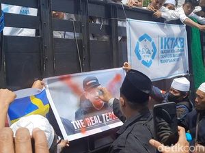 Demo Bela Al-Quran di Pamekasan, Massa Coret Foto Paludan-Bendera Swedia