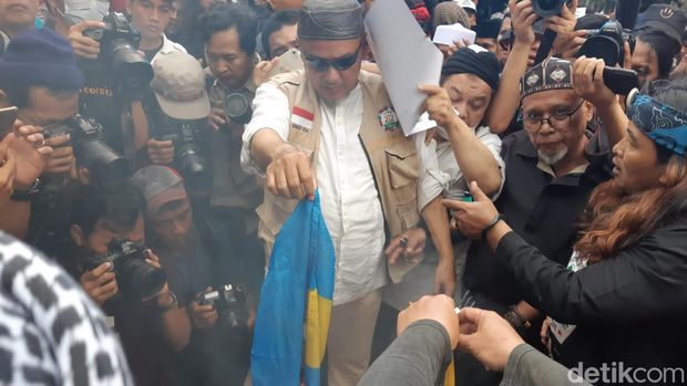 Demo di Kedutaan Swedia terjadi usai ramai aksi pembakaran Al-Qur'an. Aksi kontroversial tersebut dilakukan oleh Rasmus Paludan, politikus Denmark-Swedia.
