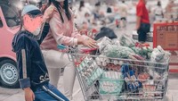 Ini momen Denada ketika berbelanja dengan sang putri. Ia membeli bannyak bahan makanan untuk stok di rumah. Foto: Instagram @denadaindonesia