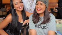 Denada juga hobi nongkrong di kafe. Ini salah satu momennya ketika makan di sebuah kafe bersama teman-temannya. Foto: Instagram @denadaindonesia