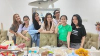 Momen makan malam sederhana yang diunggah oleh Denada ini berlokasi di rumah Iis Dahlia. Mereka menikmati beragam sajian yang lezat. Foto: Instagram @denadaindonesia