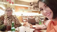 Denada juga pernah mengunjungi restoran bersama teman lainnya. Saat itu, ia tampak menikmati steak dan pizza. Foto: Instagram @denadaindonesia