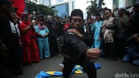 Seorang jawara melakukan teatrikal di depan Kedubes Swedia, Jakarta, Senin (30/1/2023). 