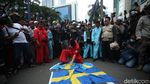 Detik-detik Bendera Swedia Dibakar Massa Aksi Bela Al-Quran