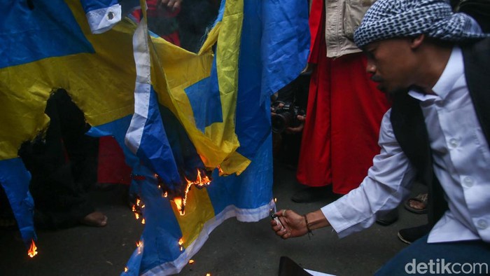 Detik-detik Bendera Swedia Dibakar Massa Aksi Bela Al-Quran Massa yang berdemo memprotes pembakaran Al-Qur'an oleh Rasmus Paludan di Swedia membakar bendera Swedia. Begini momennya.