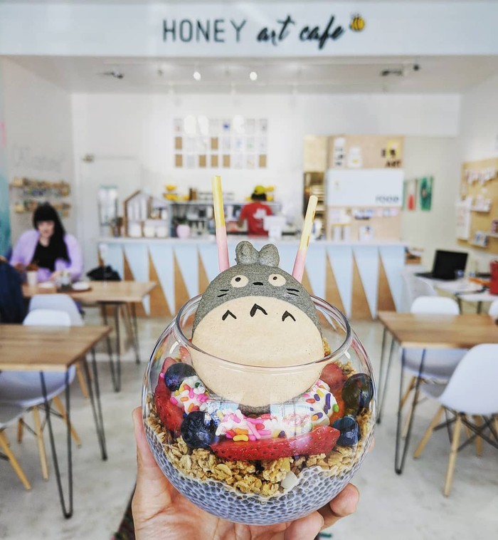 Di Kafe Ini Bisa Belajar Melukis Sambil Ngemil Kue Gaya Anime Jepang