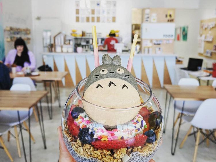 Di Kafe Ini Bisa Belajar Melukis Sambil Ngemil Kue Gaya Anime Jepang