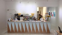  Semua rancangan dan gambar yang menjadi dekorasi kafe, Lulu dan Amy sendiri yang membuatnya. Menurut mereka semakin cerah warnanya, makan pengunjung akan tertarik datang. Foto: Pool/Site