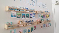 Di setiap sudut kafe ini terdapat hasil karya seni dari pengunjung yang menggambar dan melukis.  Foto: Pool/Site