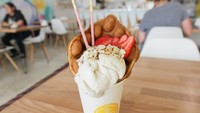 Jika berkunjung kemari jangan lupa cicipi waffle ice cream yang dilengkapi dengan irisan buah segar dan stik pocky manis. Foto: Pool/Site