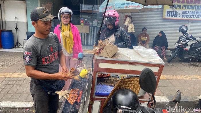 Dika penjual sate ayam madura di depan RS Immanuel pada Senin (30/1/2023)