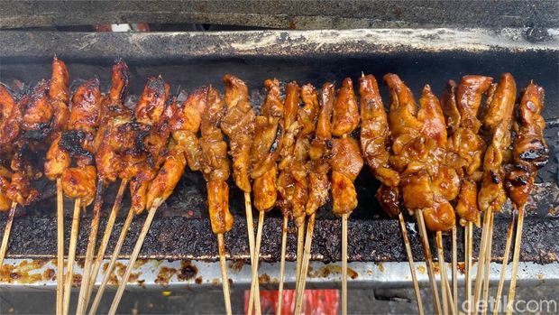 Dika penjual sate ayam madura di depan RS Immanuel pada Senin (30/1/2023)