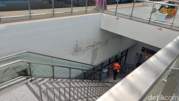 Beberapa dinding di Stasiun Manggarai rembes dan retak.
