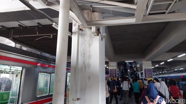 Beberapa dinding di Stasiun Manggarai rembes dan retak.