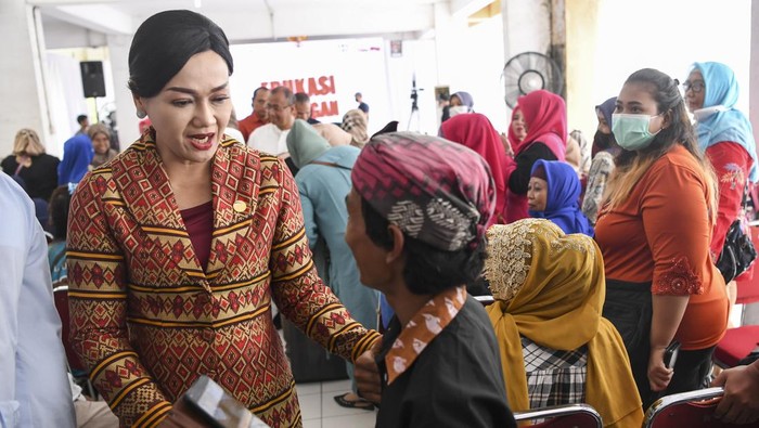 Kepala Eksekutif Pengawas Perilaku Pelaku Usaha Jasa Keuangan, Edukasi, dan Pelindungan Konsumen Otoritas Jasa Keuangan (OJK) Friderica Widyasari Dewi (tengah) berbincang dengan warga di samping Mobil SiMolek (Sarana Informasi Mobil Literasi dan Edukasi Keuangan) usai memberikan materi edukasi keuangan bagi pelaku UMKM dan ibu rumah tangga di Rusunawa Marunda, Jakarta Utara, Jumat (27/1/2023). Dalam kegiatan ini sejumlah pembicara dari OJK, BRI, Bank DKI dan PT Pegadaian menyampaikan sejumlah materi edukasi keuangan seperti perencanaan keuangan, waspada investasi dan pinjol ilegal serta materi Kredit Usaha Rakyat (KUR) dan Tabungan Emas. ANTARA FOTO/M Risyal Hidayat/foc.