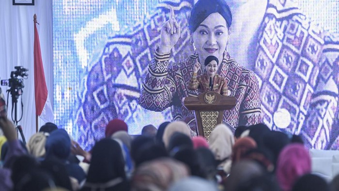 EDUKASI KEUANGAN PELAKU UMKM DAN IBU RUMAH TANGGA Kepala Eksekutif Pengawas Perilaku Pelaku Usaha Jasa Keuangan, Edukasi, dan Pelindungan Konsumen Otoritas Jasa Keuangan (OJK) Friderica Widyasari Dewi (tengah) berbincang dengan warga di samping Mobil SiMolek (Sarana Informasi Mobil Literasi dan Edukasi Keuangan) usai memberikan materi edukasi keuangan bagi pelaku UMKM dan ibu rumah tangga di Rusunawa Marunda, Jakarta Utara, Jumat (27/1/2023). Dalam kegiatan ini sejumlah pembicara dari OJK, BRI, Bank DKI dan PT Pegadaian menyampaikan sejumlah materi edukasi keuangan seperti perencanaan keuangan, waspada investasi dan pinjol ilegal serta materi Kredit Usaha Rakyat (KUR) dan Tabungan Emas. ANTARA FOTO/M Risyal Hidayat/foc.