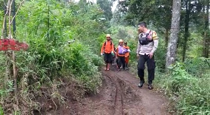 Evakuasi ibu melahirkan di Pos 3 Gunung Slamet, Purbalingga, Senin (30/1/2023).