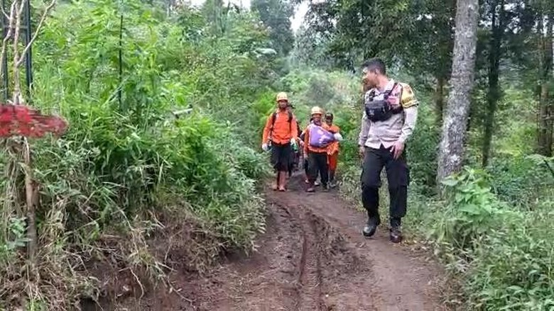 Evakuasi ibu melahirkan di Pos 3 Gunung Slamet, Purbalingga, Senin (30/1/2023).
