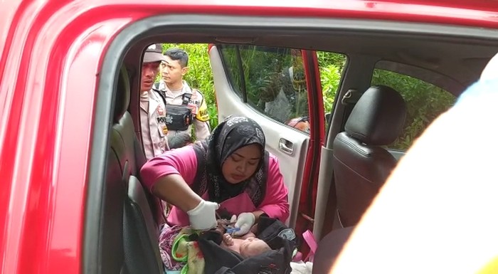 Evakuasi ibu melahirkan di Pos 3 Gunung Slamet, Purbalingga, Senin (30/1/2023).