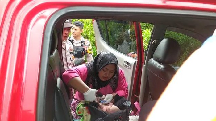 Evakuasi ibu melahirkan di Pos 3 Gunung Slamet, Purbalingga, Senin (30/1/2023).