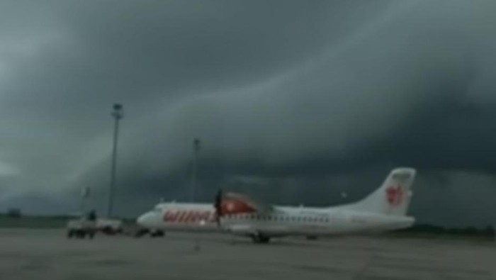 Fenomena awan hitam mirip ombak di Bandara Sultan Hasanuddin Makassar.