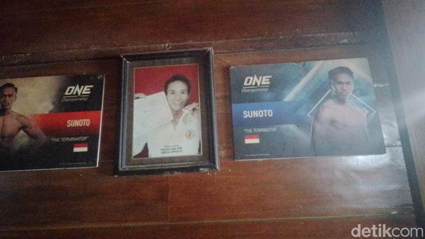 Foto-foto pertandingan Sunoto petarung Mixed Martial Arts (MMA) asal Blora, terpajang di dinding serta sejumlah medali dan sertifikat memenuhi isi lemari. Foto diunggah Senin (30/1/2023).