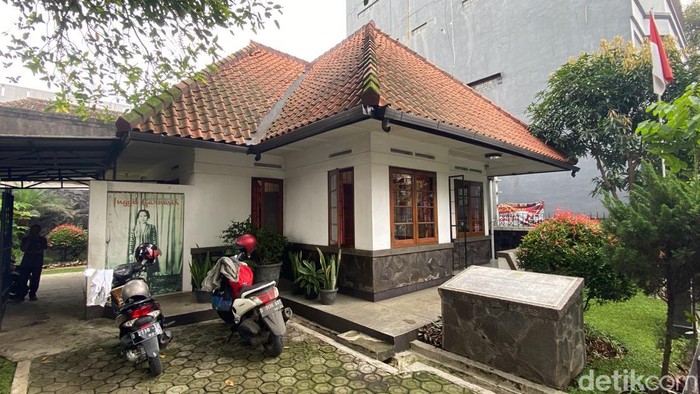 Salah satu bangunan peninggalan bersejarah di Bandung adalah Rumah Inggit Garnasih. Bahkan namanya pun diabadikan nama jalan yang ada di depannya sebagai bentuk penghormatan.