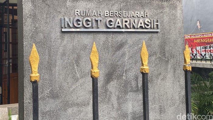 Foto: Menengok Rumah Bersejarah Inggit Garnasih Salah satu bangunan peninggalan bersejarah di Bandung adalah Rumah Inggit Garnasih. Bahkan namanya pun diabadikan nama jalan yang ada di depannya sebagai bentuk penghormatan.