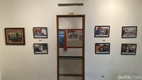 Yups, Inggit Garnasih adalah wanita yang pernah disunting sang Proklamator RI, Soekarno. Rumahnya pun pernah menjadi tempat kos dan rumah tinggal Soekarno kala memperjuangkan kemerdekaan RI. Rumah ini sempat ditinggali Soekarno dan Inggit Garnasih selama 8 tahun sebelum akhirnya Soekarno dibuang ke Ende dan diasingkan ke Bengkulu.