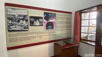 Bahkan ketika Soekarno dimasukkan kedalam penjara Banceuy dan Sukamiskin, di rumah itu Inggit Garnasih berjuang sendirian untuk memenuhi kebutuhan hidupnya dan kebutuhan Soekarno di penjara dengan cara menjahit baju, menjual kutang, bedak, rokok, dan menjadi agen sabun dan cangkul walaupun kecil-kecilan.