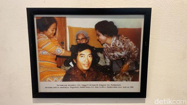 Salah satu bangunan peninggalan bersejarah di Bandung adalah Rumah Inggit Garnasih. Bahkan namanya pun diabadikan nama jalan yang ada di depannya sebagai bentuk penghormatan.