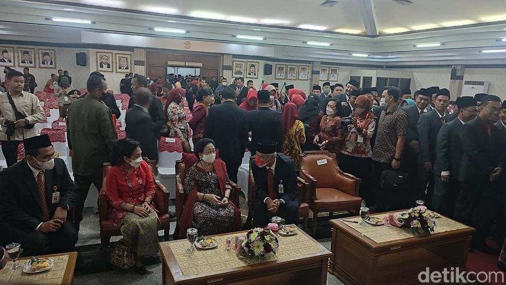 Ganjar Banggakan 7 Kepala Daerah Perempuan Jateng di Depan Mega Asli PDIP