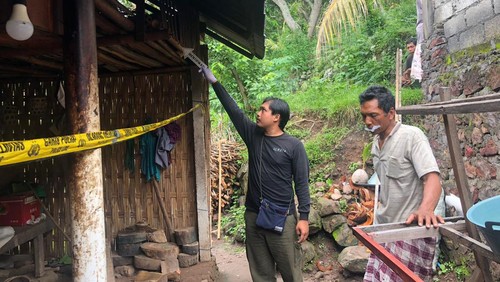 Petugas dari Polsek Karangasem saat melakukan olah TKP di lokasi mendiang NKS gantung diri yaitu di dapur yang ada di Banjar Dinas Belubuh, Desa Seraya, Karangasem Minggu (29/1/2023).