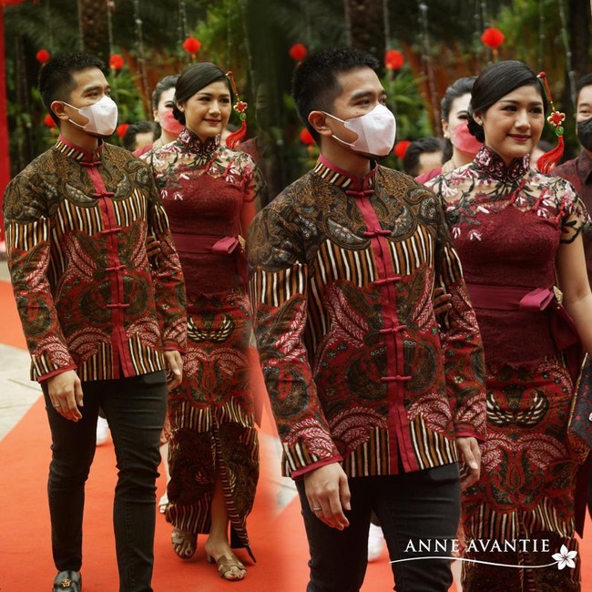 Erina Gudono hadir dalam balutan terusan berkerah cheongsam dengan rok yang berbahan batik. Sebuah sabuk yang dihiasi aksen pita ikut mempermanis penampilannya. Puteri Indonesia D.I. Yogyakarta 2022 ini lalu memadukan busananya dengan sepasang sandal Hermes berwarna coklat.  (Foto: Instagram/@anneavantieheart)