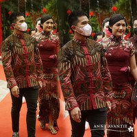 Erina Gudono hadir dalam balutan terusan berkerah cheongsam dengan rok yang berbahan batik. Sebuah sabuk yang dihiasi aksen pita ikut mempermanis penampilannya. Puteri Indonesia D.I. Yogyakarta 2022 ini lalu memadukan busananya dengan sepasang sandal Hermes berwarna coklat.  (Foto: Instagram/@anneavantieheart)
