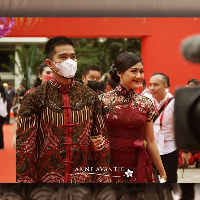 Perayaan Imlek Nasional 2023 di Taman Lapangan Banteng, Jakarta, Minggu (19/1/2023), berlangsung meriah. Turut hadir Presiden Joko Widodo (Jokowi) yang sempat memberi kata sambutan. Kaesang Pangarep, Putra bungsu Jokowi, dan istrinya, Erina Gudono, pun tak melewatkan acara ini. (Foto: Instagram/@anneavantieheart)