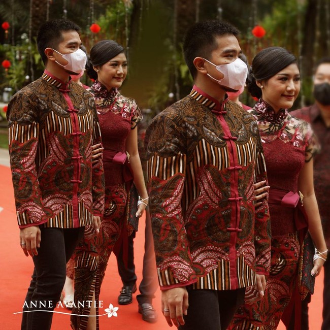 Untuk Kaesang, kemeja cheongsam bermotif batik menjadi pilihan. Ia memadukannya dengan celana panjang hitam dan loafers yang dihiasi logo emas berbentuk medusa khas Versace. (Foto: Instagram/@anneavantieheart)