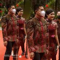 Untuk Kaesang, kemeja cheongsam bermotif batik menjadi pilihan. Ia memadukannya dengan celana panjang hitam dan loafers yang dihiasi logo emas berbentuk medusa khas Versace. (Foto: Instagram/@anneavantieheart)