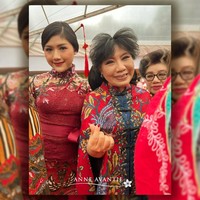 Riasan dan hair do pun disesuaikan. Tampak tusuk konde bernuansa oriental kian menyempurnakan penampilannya. (Foto: Instagram/@anneavantieheart)