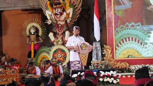 Gubernur Bali I Wayan Koster saat memberikan sambutan di Gedung Kesenian Gde Manik, Buleleng, Bali, Minggu (29/1/2023).