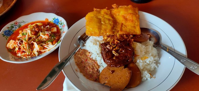 Gurih Mantap! 20 Nasi Uduk dengan Lauk Enak Ada di Sini Gurih Mantap! 20 Nasi Uduk dengan Lauk Enak Ada di Sini